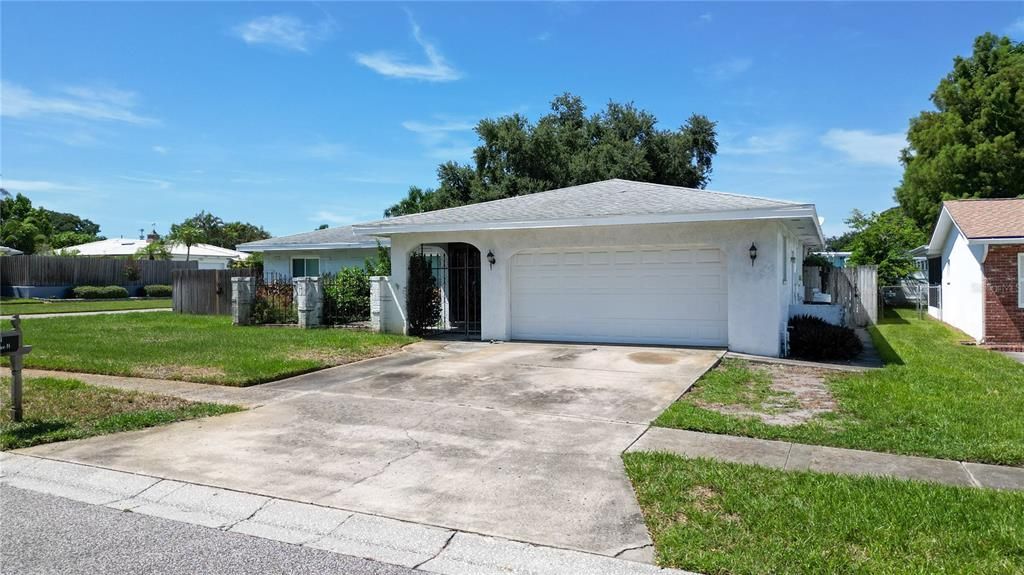 Activo con contrato: $449,000 (3 camas, 2 baños, 2034 Pies cuadrados)