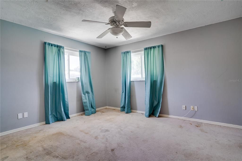 Activo con contrato: $449,000 (3 camas, 2 baños, 2034 Pies cuadrados)