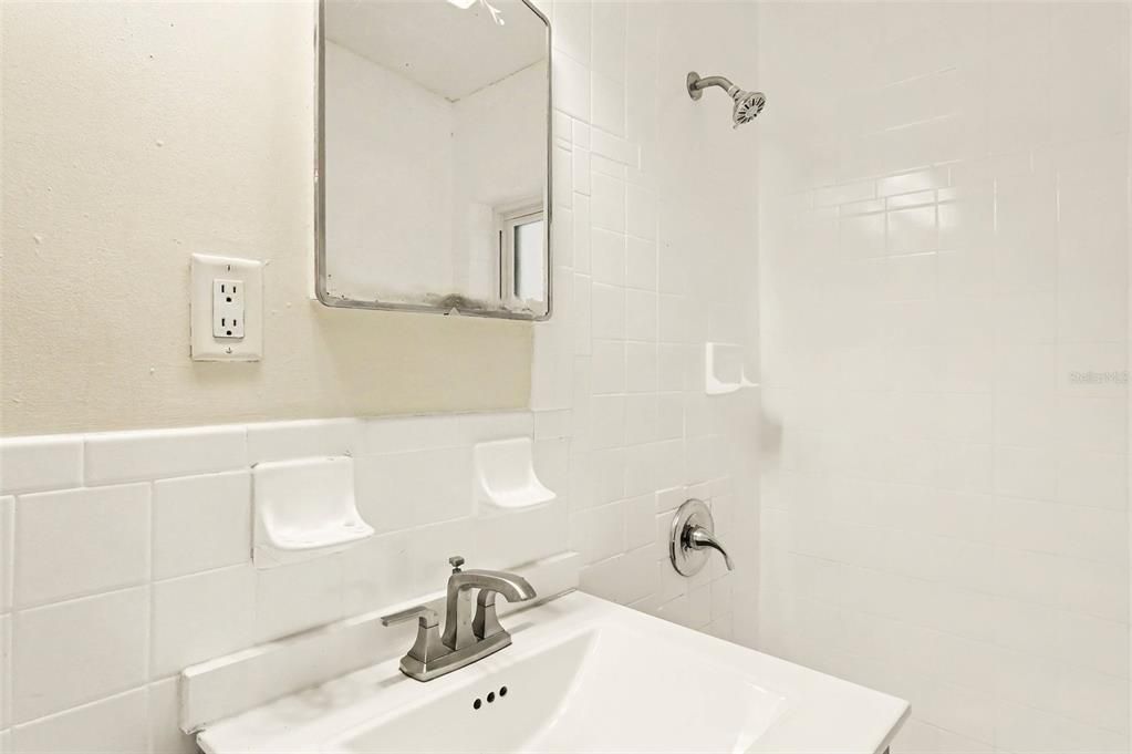 На продажу: $199,900 (3 спален, 1 ванн, 1051 Квадратных фут)