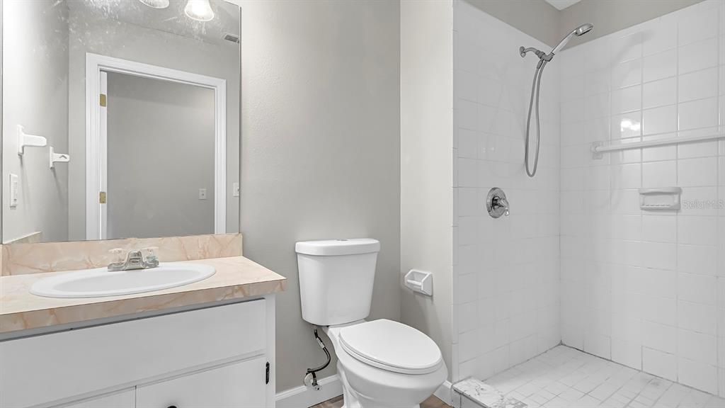 На продажу: $255,000 (4 спален, 2 ванн, 1815 Квадратных фут)