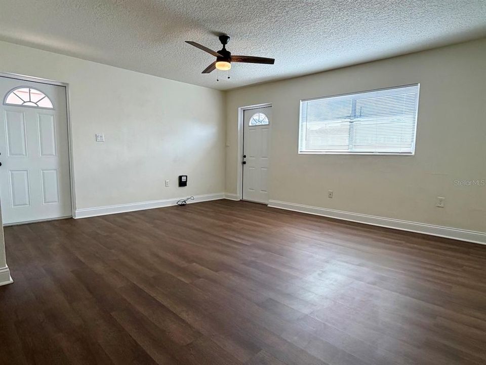 For Rent: $1,295 (1 beds, 1 baths, 690 Square Feet)