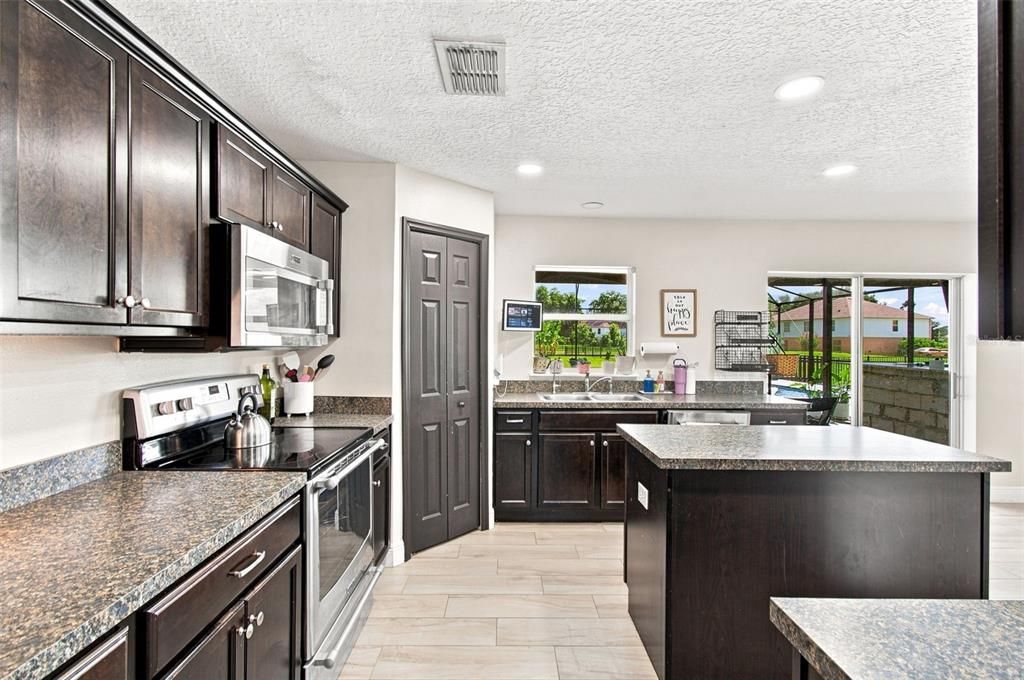 For Sale: $669,998 (5 beds, 2 baths, 2979 Square Feet)