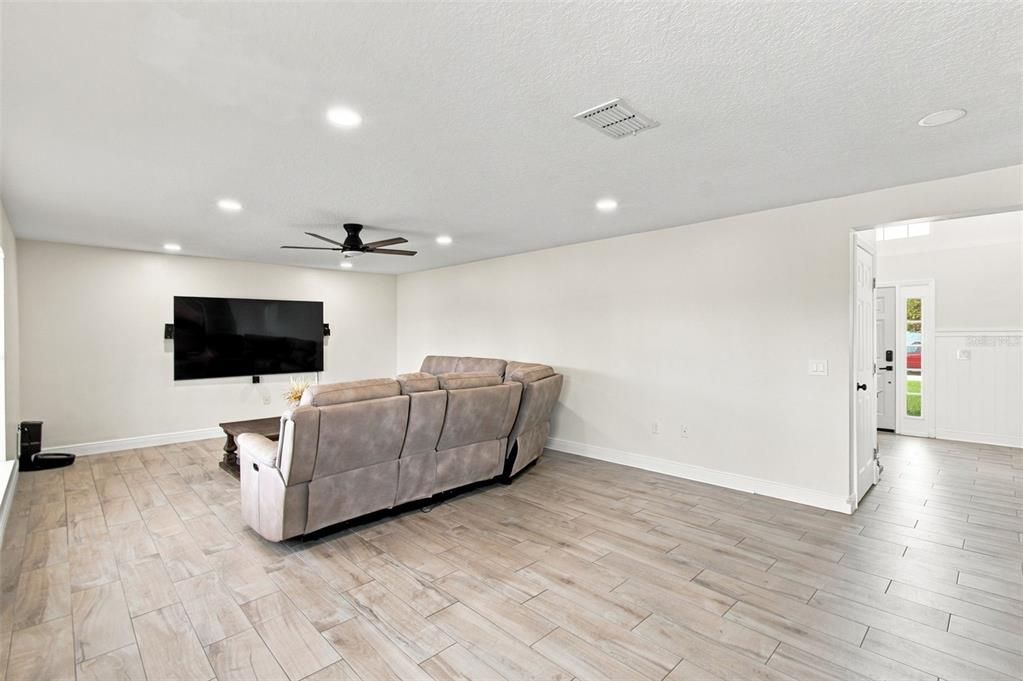 For Sale: $669,998 (5 beds, 2 baths, 2979 Square Feet)