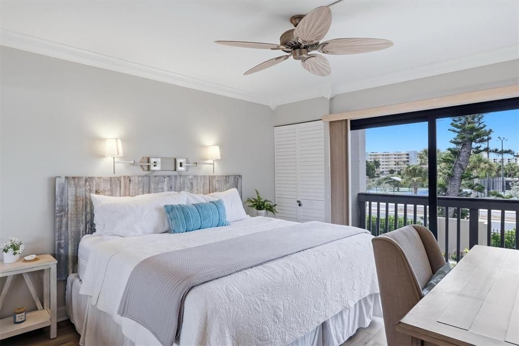 For Sale: $824,000 (2 beds, 2 baths, 1352 Square Feet)