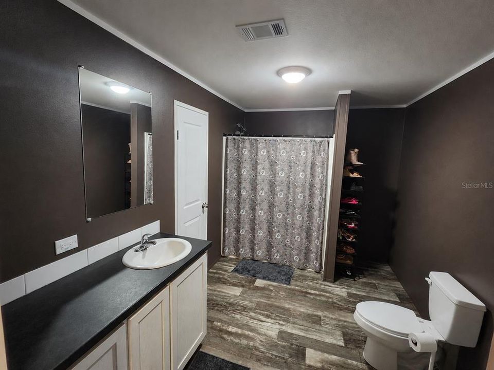 For Sale: $300,000 (3 beds, 2 baths, 1456 Square Feet)
