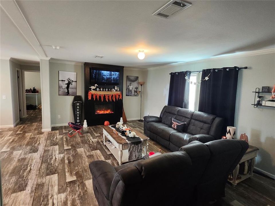 For Sale: $300,000 (3 beds, 2 baths, 1456 Square Feet)
