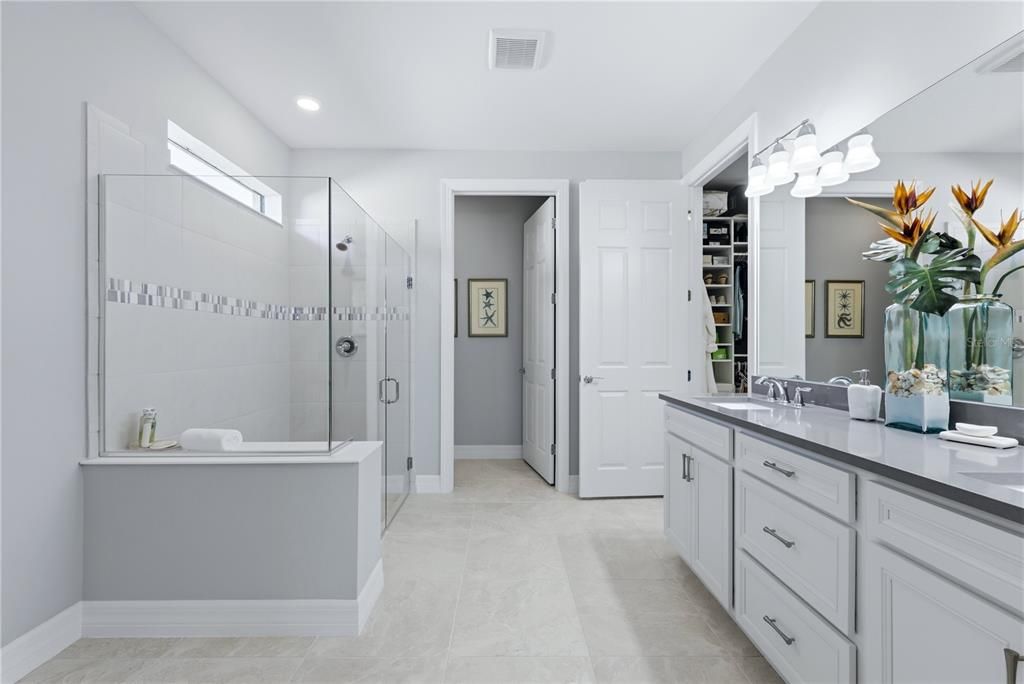 Activo con contrato: $865,900 (3 camas, 3 baños, 2489 Pies cuadrados)