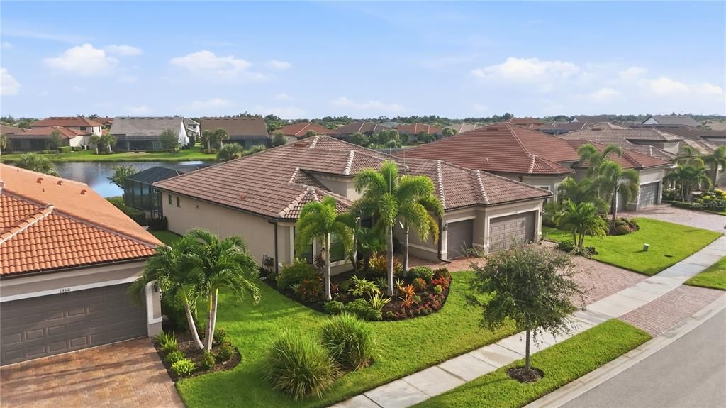 Activo con contrato: $865,900 (3 camas, 3 baños, 2489 Pies cuadrados)