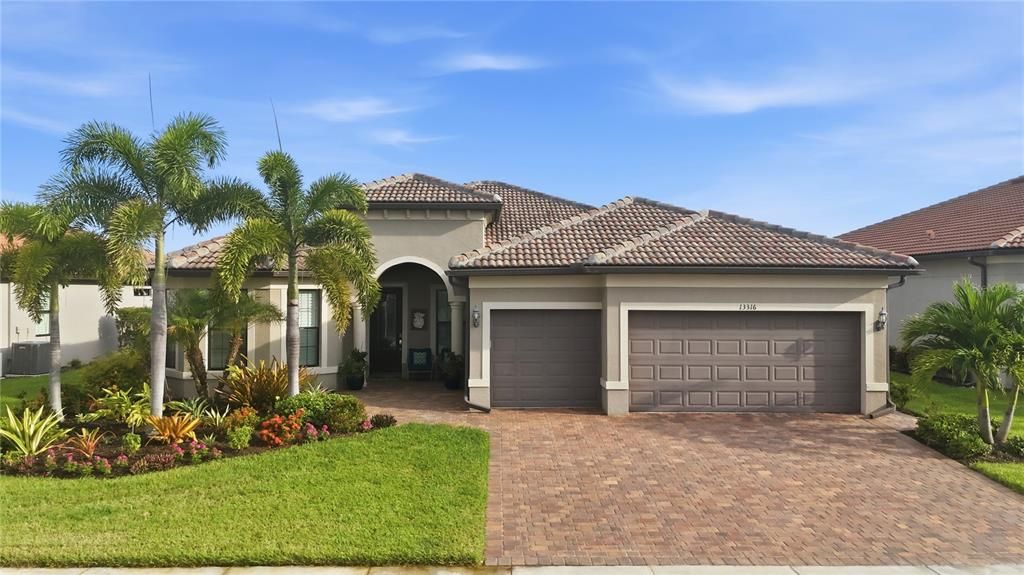 Activo con contrato: $865,900 (3 camas, 3 baños, 2489 Pies cuadrados)