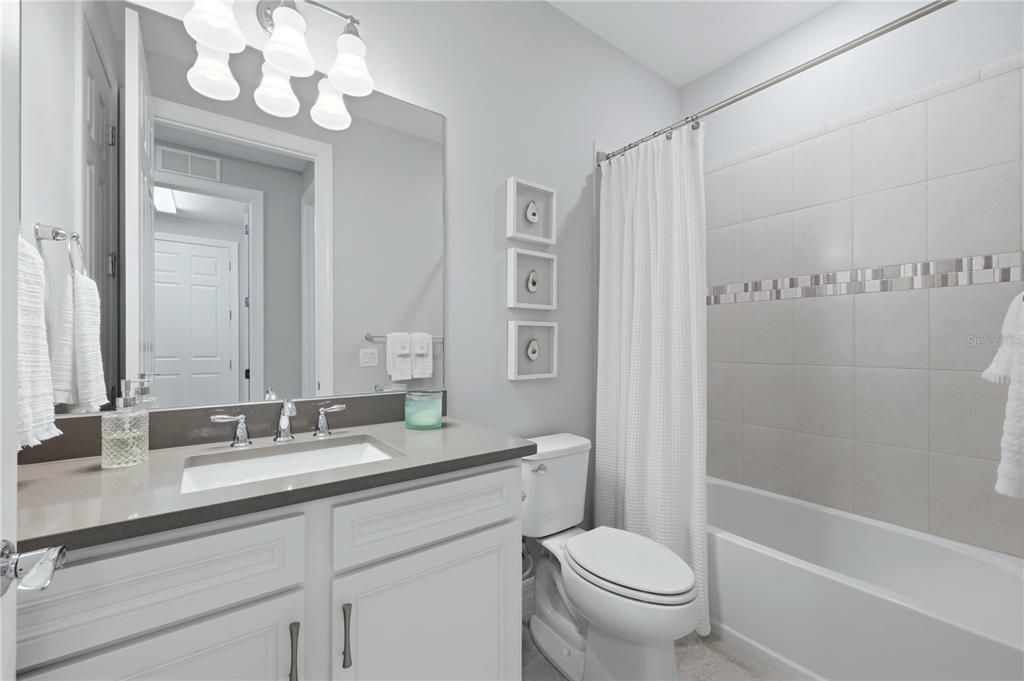 Activo con contrato: $865,900 (3 camas, 3 baños, 2489 Pies cuadrados)