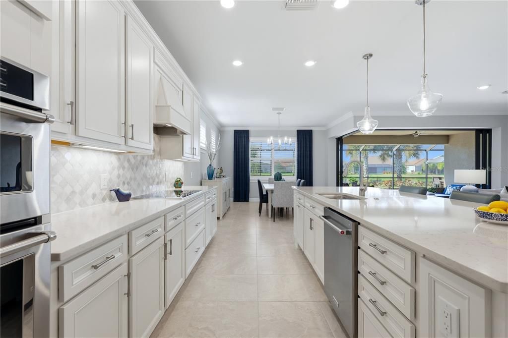 Activo con contrato: $865,900 (3 camas, 3 baños, 2489 Pies cuadrados)