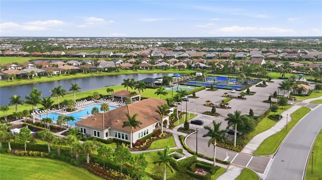 Activo con contrato: $865,900 (3 camas, 3 baños, 2489 Pies cuadrados)