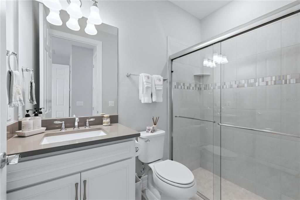 Activo con contrato: $865,900 (3 camas, 3 baños, 2489 Pies cuadrados)