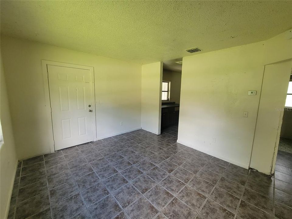 For Rent: $1,095 (2 beds, 1 baths, 644 Square Feet)