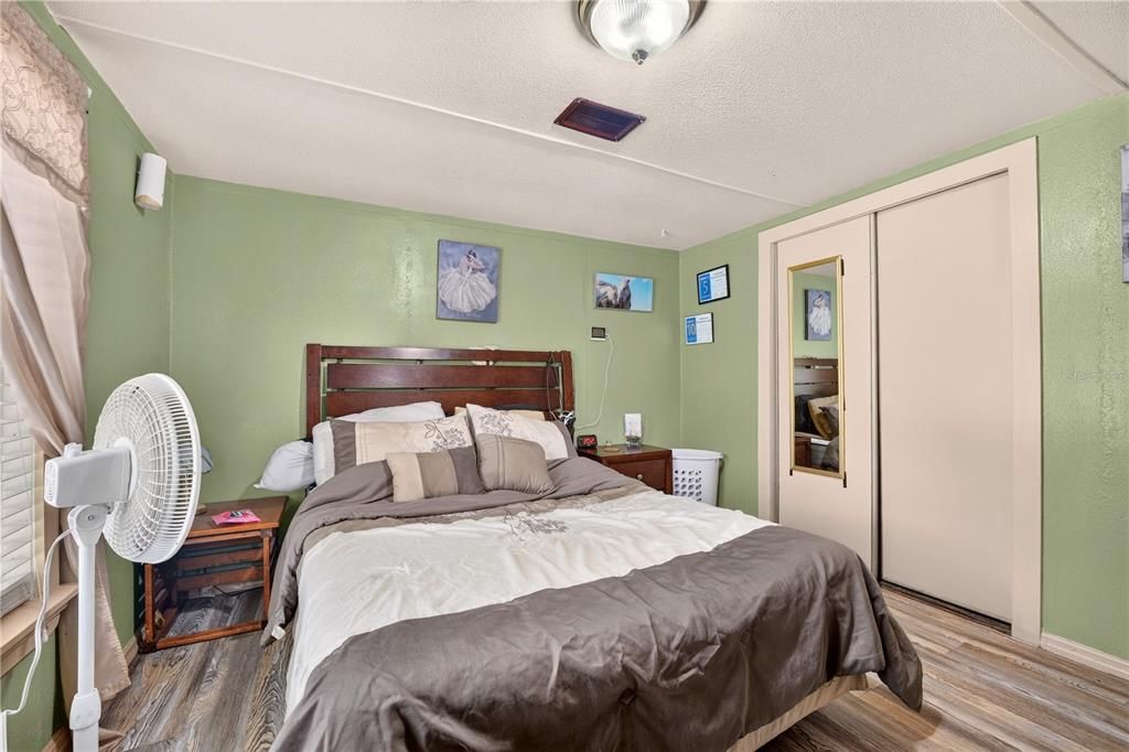 For Sale: $275,000 (5 beds, 3 baths, 1728 Square Feet)