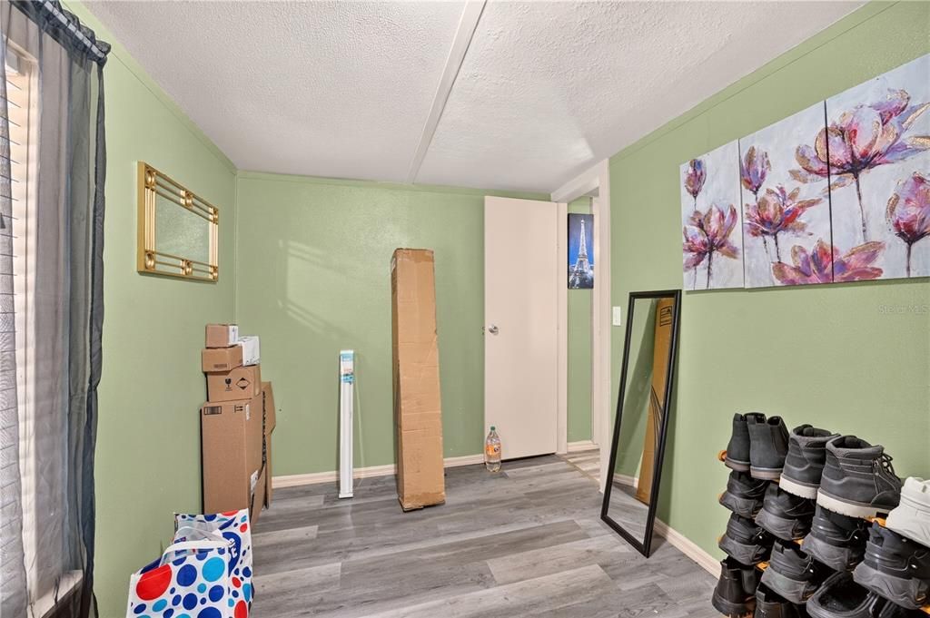 For Sale: $275,000 (5 beds, 3 baths, 1728 Square Feet)