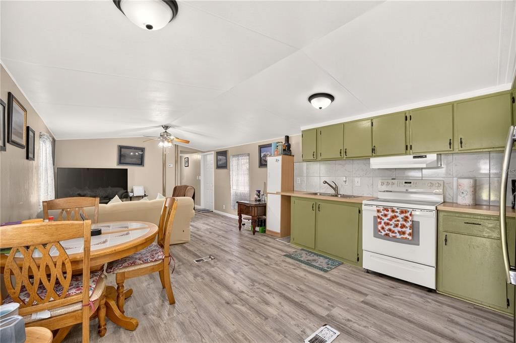 For Sale: $275,000 (5 beds, 3 baths, 1728 Square Feet)