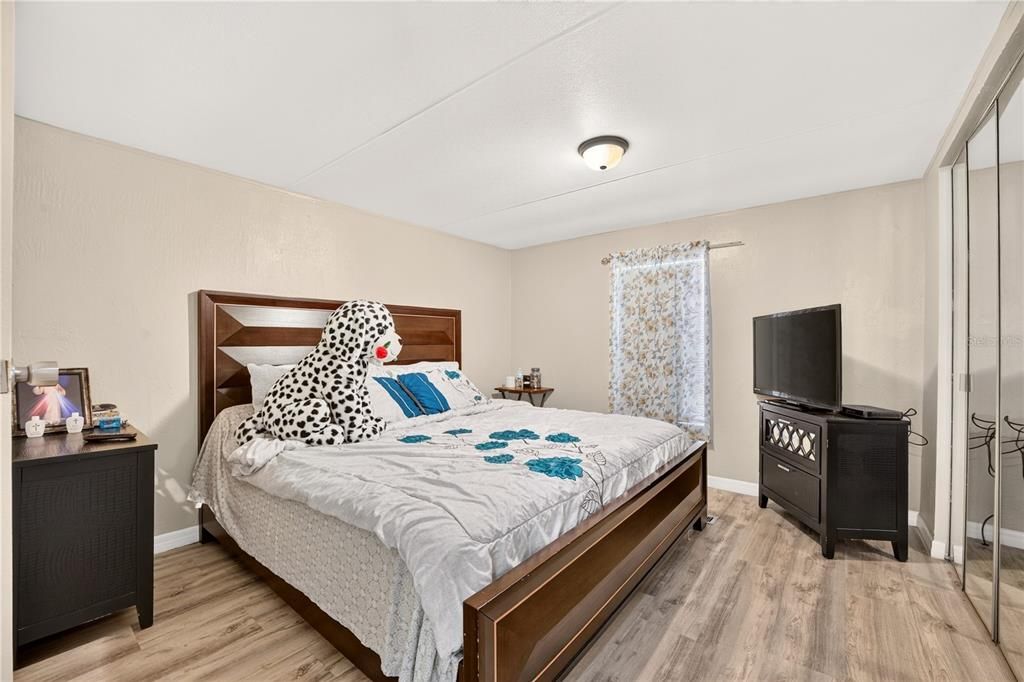 For Sale: $275,000 (5 beds, 3 baths, 1728 Square Feet)