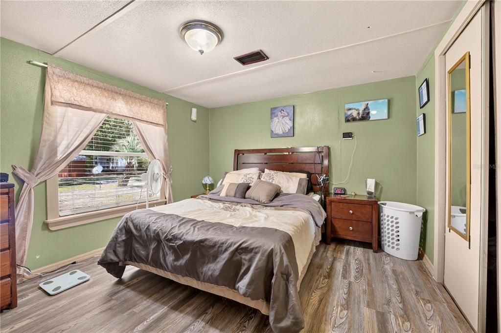 For Sale: $275,000 (5 beds, 3 baths, 1728 Square Feet)