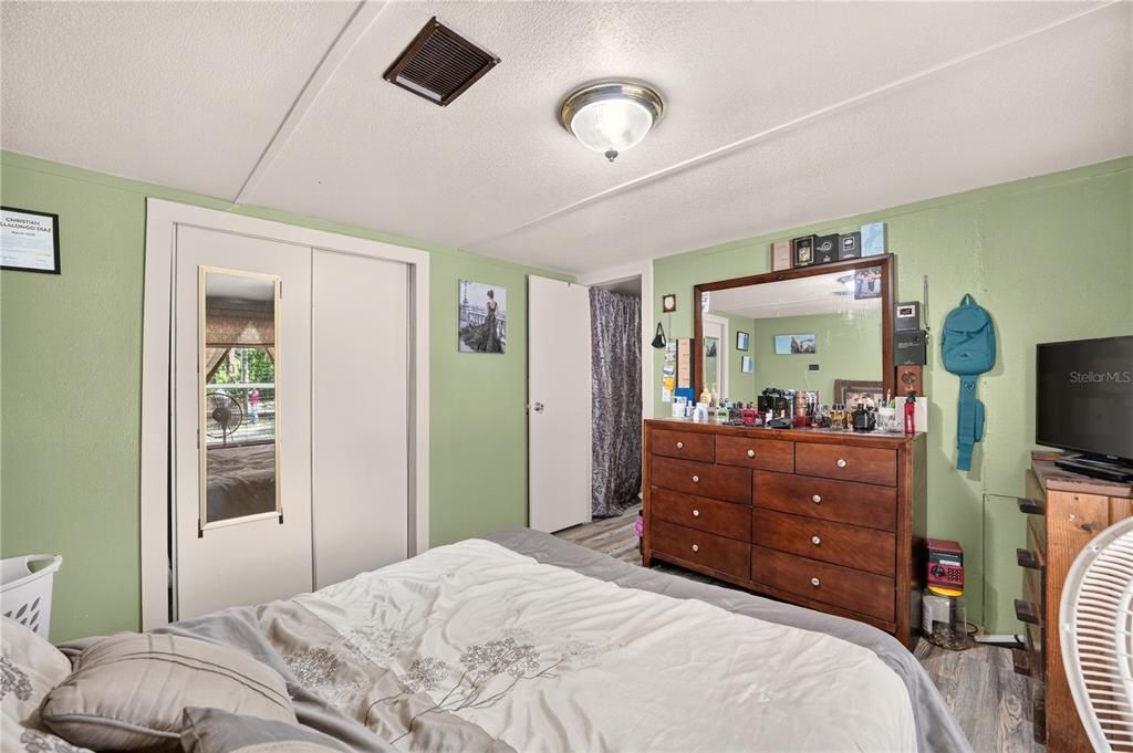 For Sale: $275,000 (5 beds, 3 baths, 1728 Square Feet)