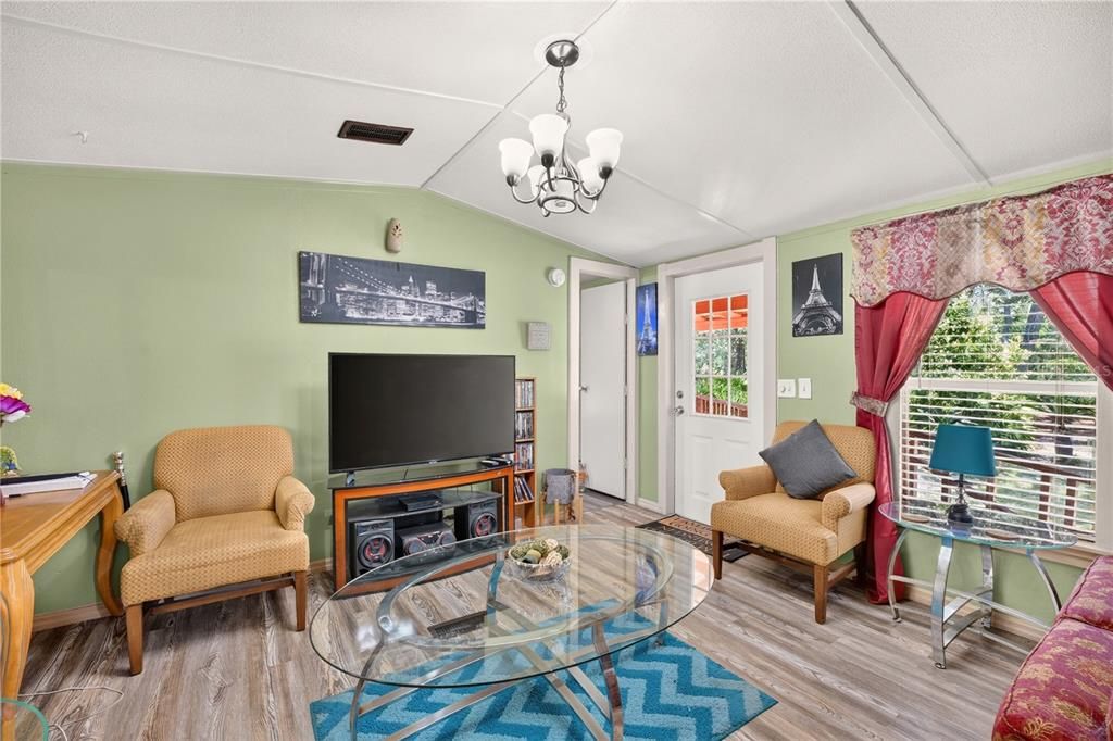 For Sale: $275,000 (5 beds, 3 baths, 1728 Square Feet)