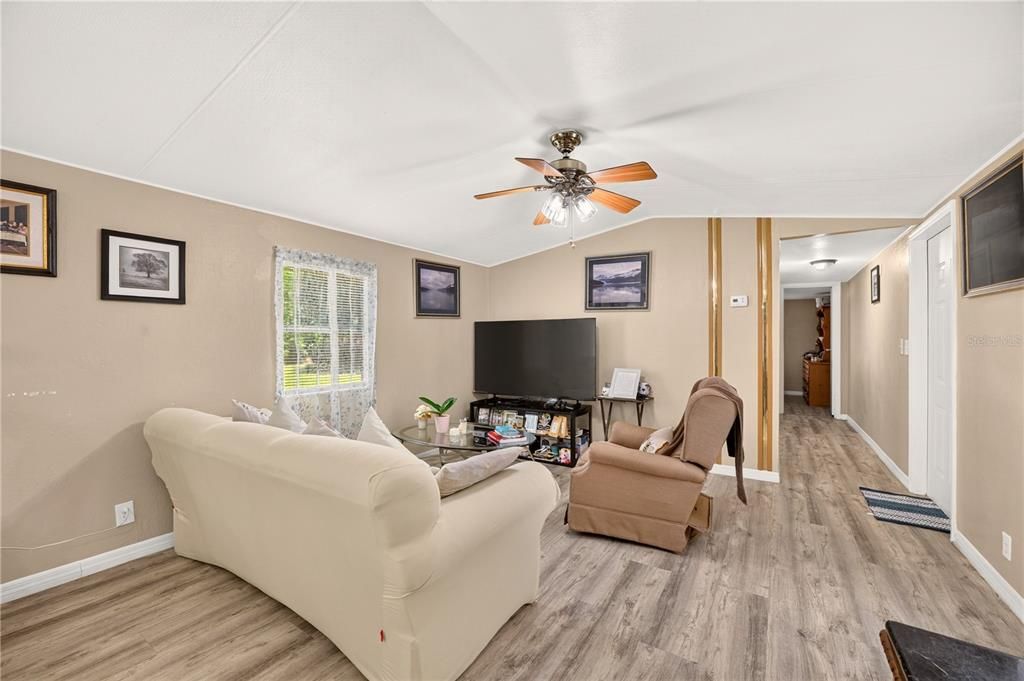 For Sale: $275,000 (5 beds, 3 baths, 1728 Square Feet)