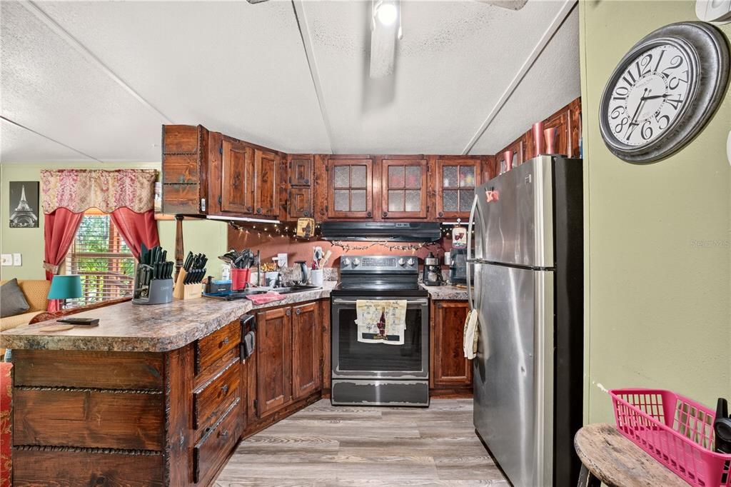 For Sale: $275,000 (5 beds, 3 baths, 1728 Square Feet)