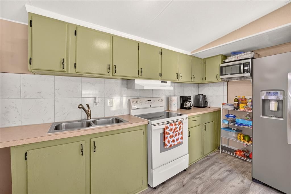 For Sale: $275,000 (5 beds, 3 baths, 1728 Square Feet)