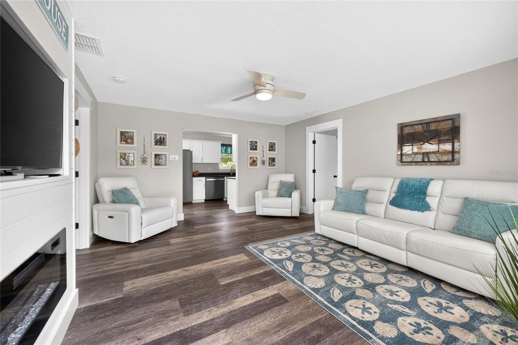 For Sale: $204,000 (2 beds, 2 baths, 960 Square Feet)