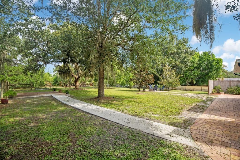 Activo con contrato: $429,000 (3 camas, 2 baños, 1707 Pies cuadrados)