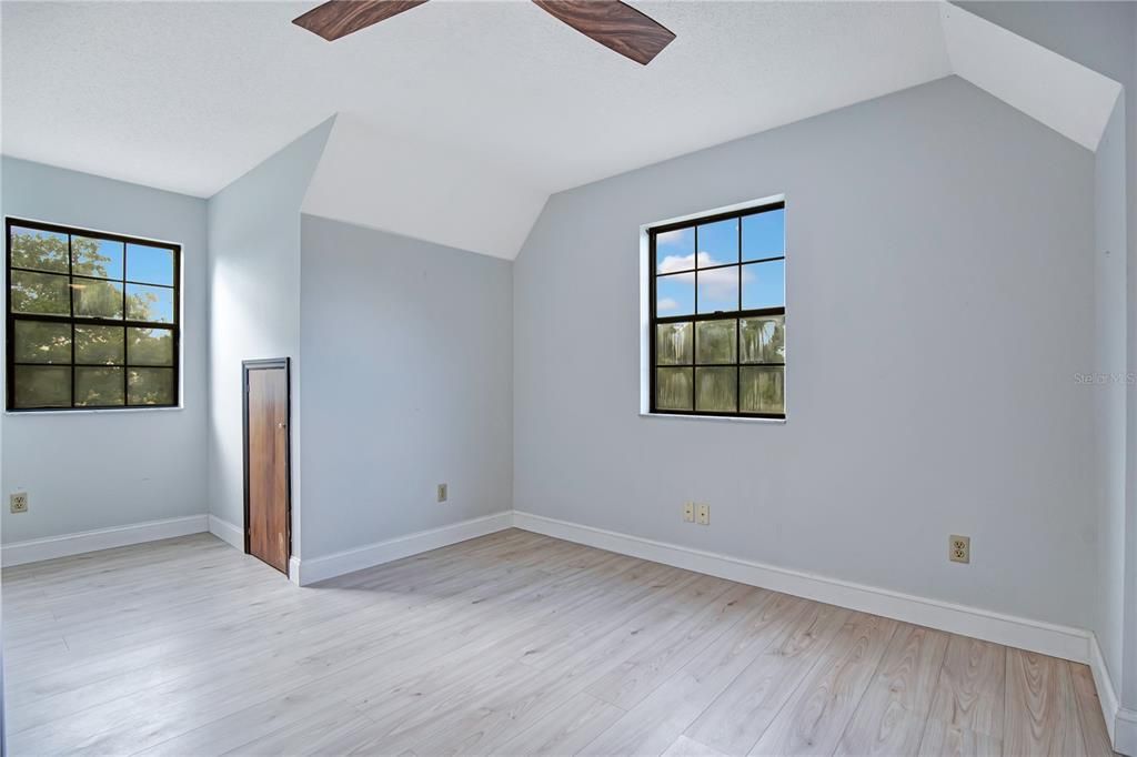 Activo con contrato: $429,000 (3 camas, 2 baños, 1707 Pies cuadrados)