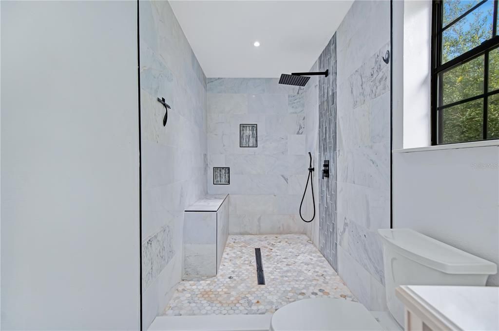 Activo con contrato: $429,000 (3 camas, 2 baños, 1707 Pies cuadrados)