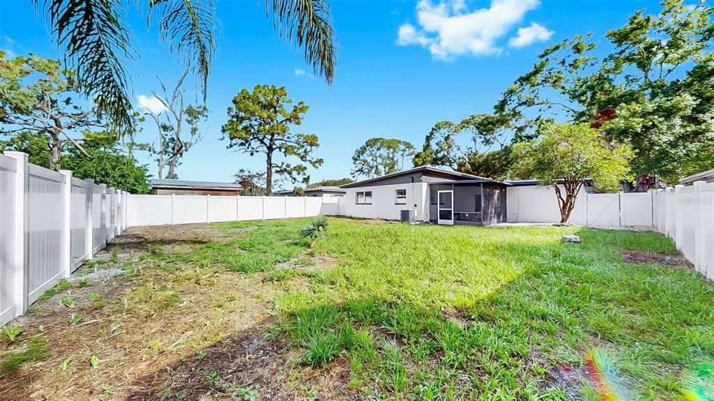 Activo con contrato: $435,000 (3 camas, 2 baños, 1490 Pies cuadrados)