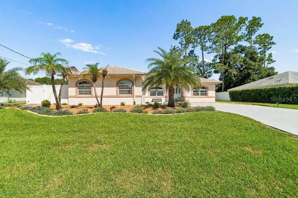 For Sale: $449,000 (3 beds, 3 baths, 1704 Square Feet)