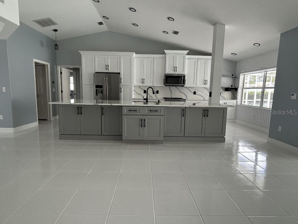 Activo con contrato: $449,000 (3 camas, 3 baños, 1704 Pies cuadrados)