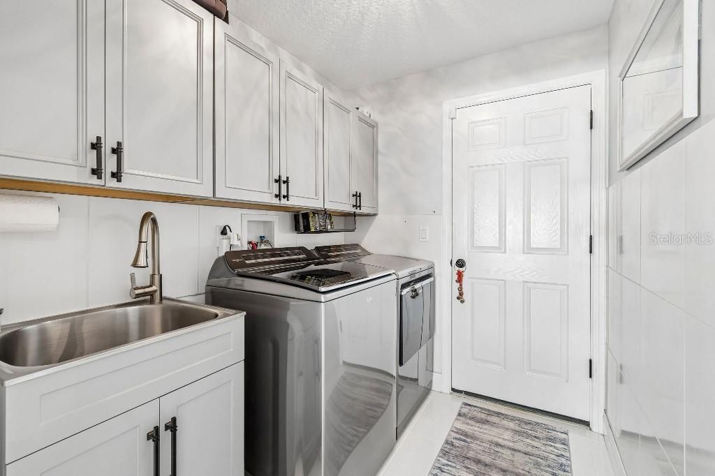 For Sale: $449,000 (3 beds, 3 baths, 1704 Square Feet)