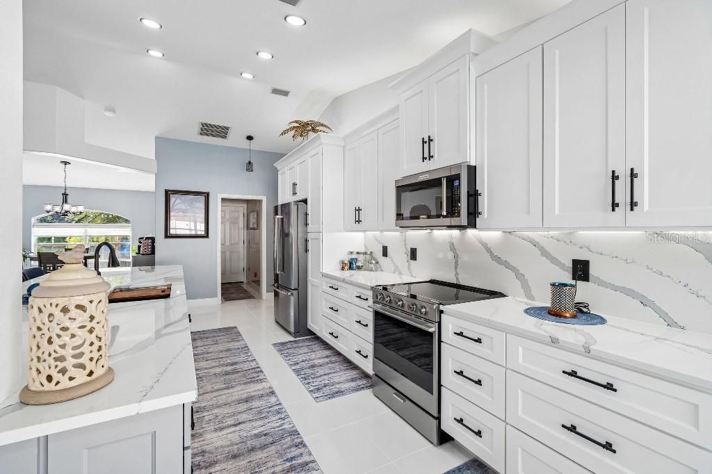For Sale: $449,000 (3 beds, 3 baths, 1704 Square Feet)