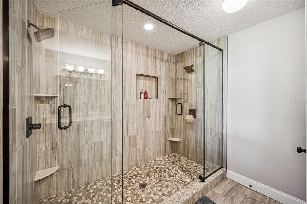 Activo con contrato: $875,000 (4 camas, 2 baños, 2642 Pies cuadrados)