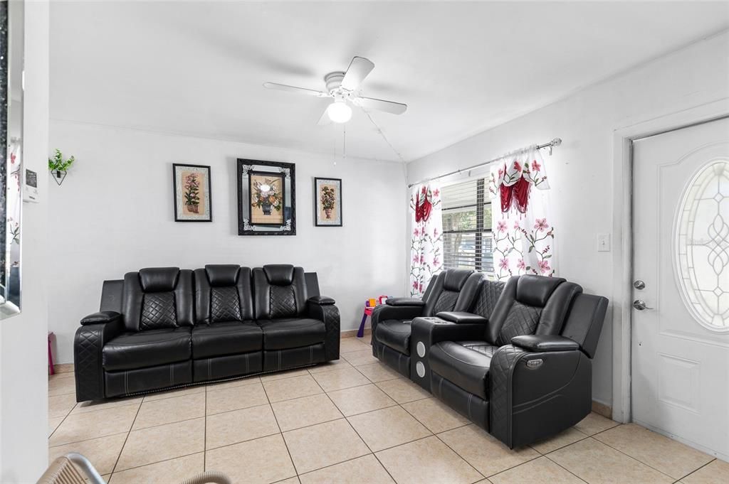 For Sale: $359,000 (4 beds, 3 baths, 1200 Square Feet)