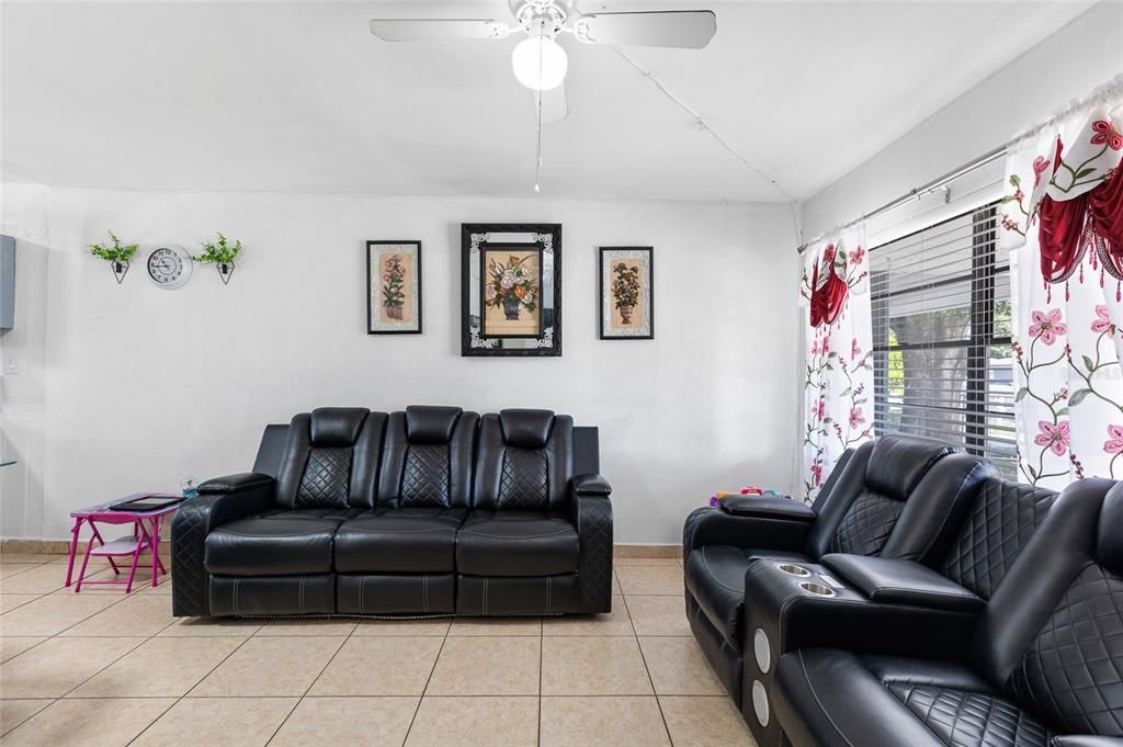 For Sale: $359,000 (4 beds, 3 baths, 1200 Square Feet)