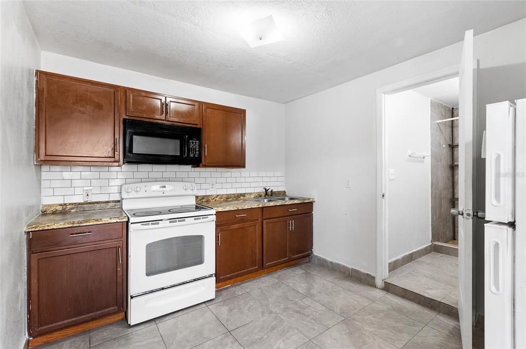 For Sale: $359,000 (4 beds, 3 baths, 1200 Square Feet)