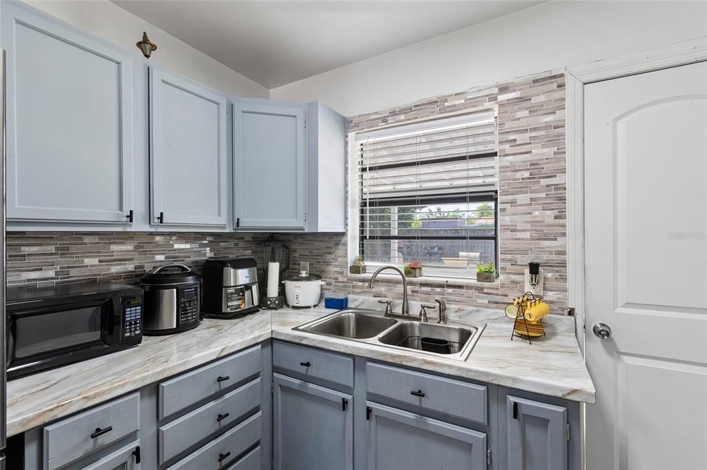 For Sale: $359,000 (4 beds, 3 baths, 1200 Square Feet)