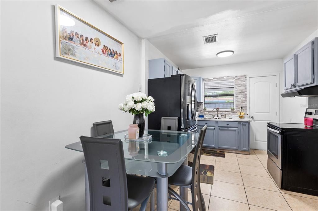 For Sale: $359,000 (4 beds, 3 baths, 1200 Square Feet)