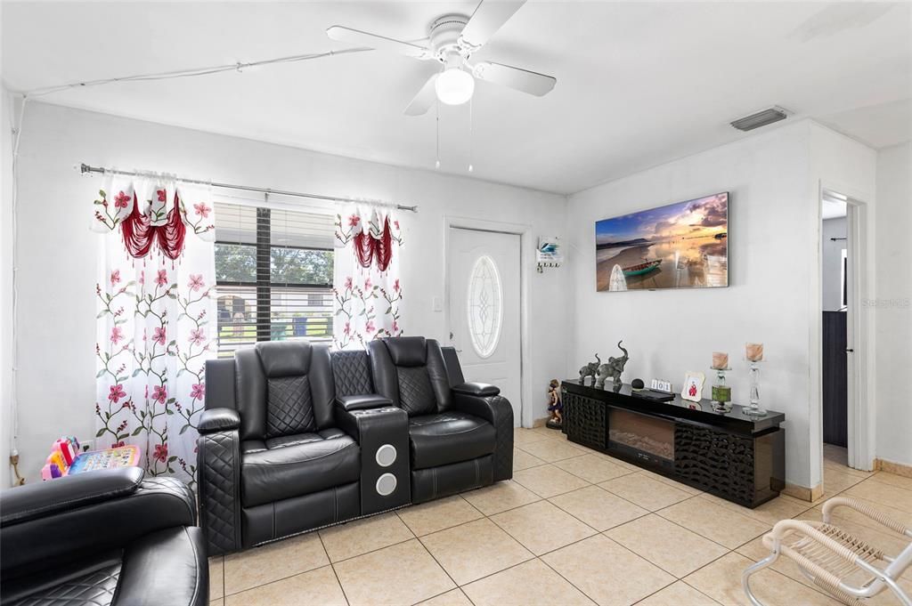 For Sale: $359,000 (4 beds, 3 baths, 1200 Square Feet)