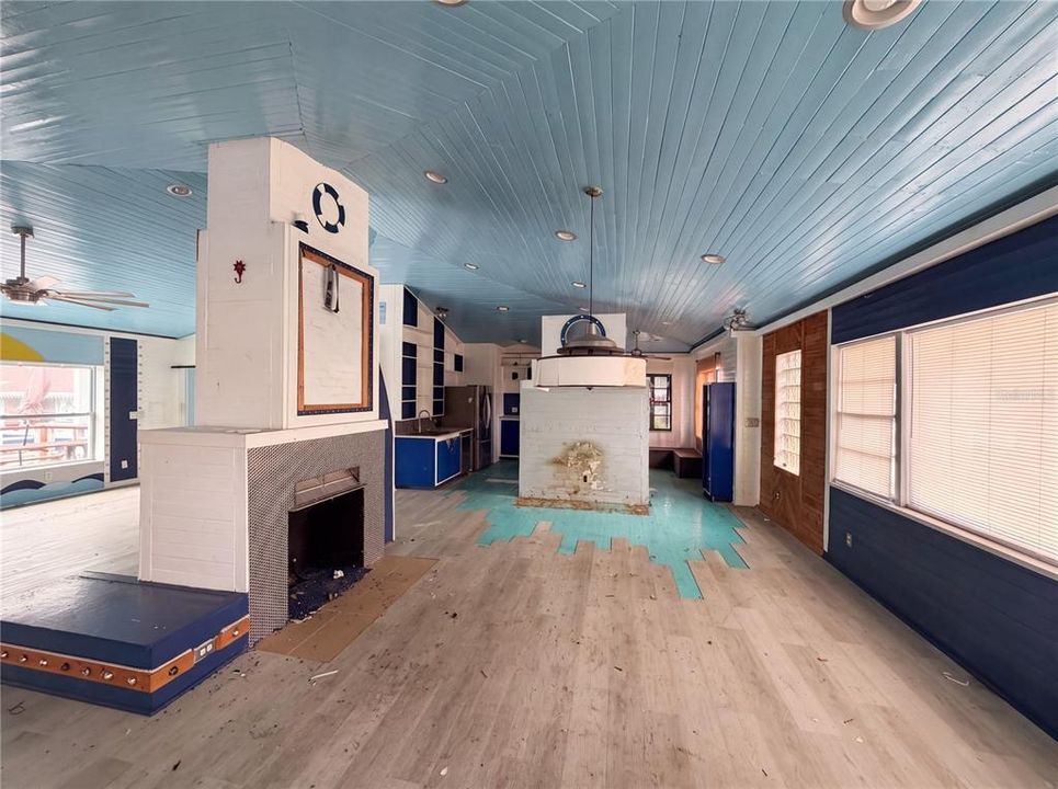 Activo con contrato: $215,000 (2 camas, 2 baños, 1427 Pies cuadrados)