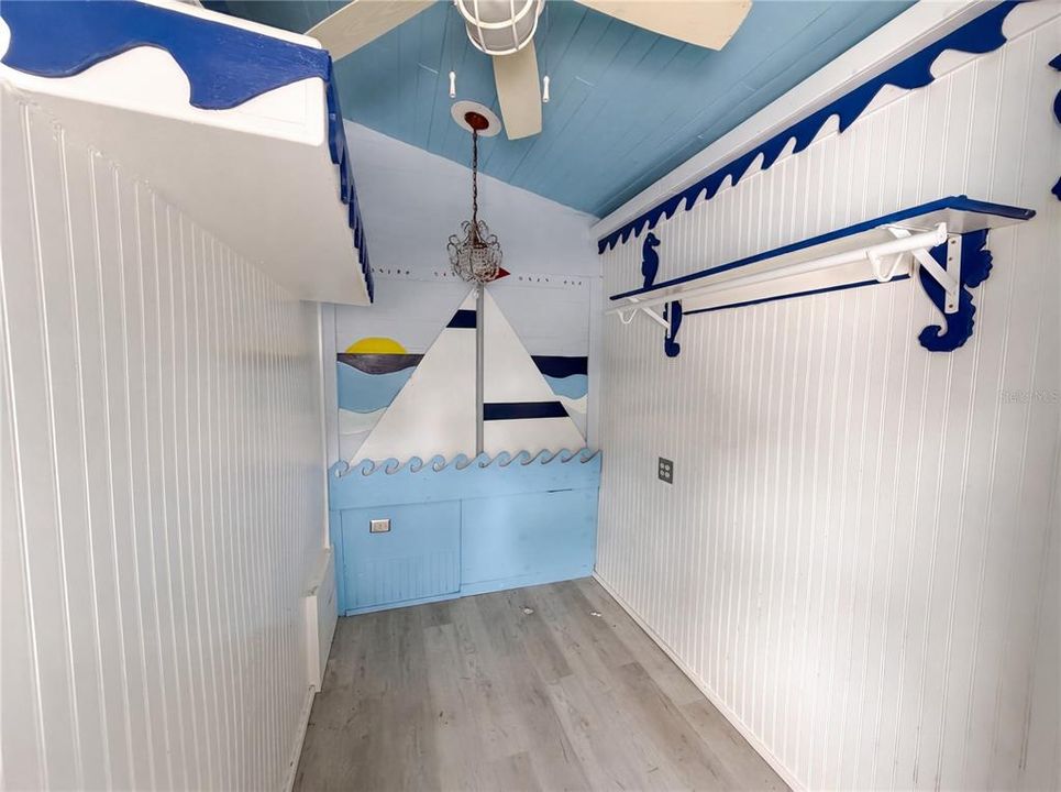 Activo con contrato: $215,000 (2 camas, 2 baños, 1427 Pies cuadrados)