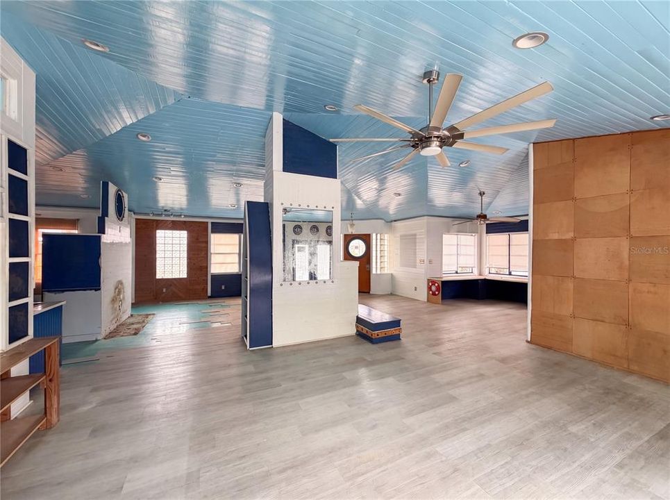 Activo con contrato: $215,000 (2 camas, 2 baños, 1427 Pies cuadrados)