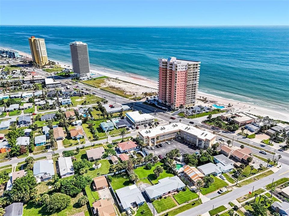 Activo con contrato: $215,000 (2 camas, 2 baños, 1427 Pies cuadrados)
