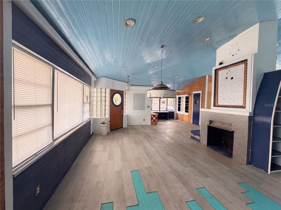 Activo con contrato: $215,000 (2 camas, 2 baños, 1427 Pies cuadrados)