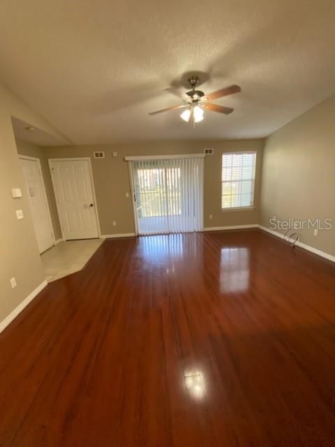 For Sale: $184,900 (3 beds, 3 baths, 1114 Square Feet)